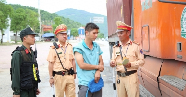 Tổng kiểm soát xe ô tô kinh doanh vận tải bằng container trên địa bàn tỉnh Nghệ An