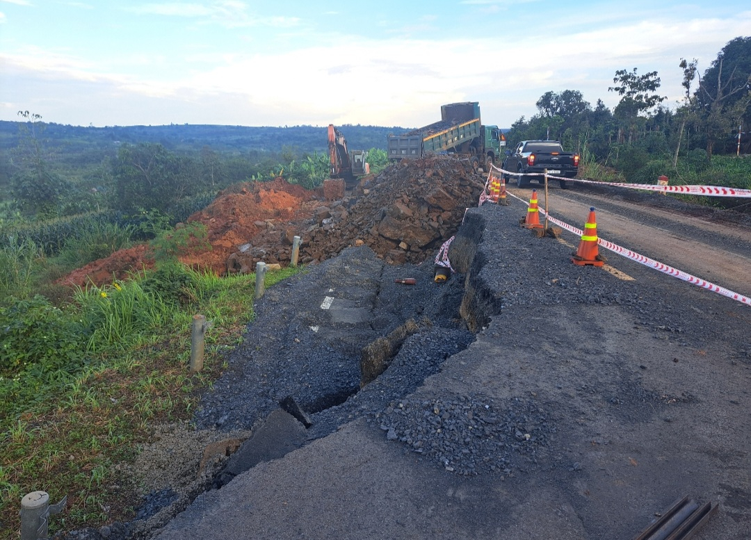 Mặt đường tuyến tránh trung tâm thị trấn Ea Drăng nứt, lún 15 cm. Ảnh: Ngọc Anh