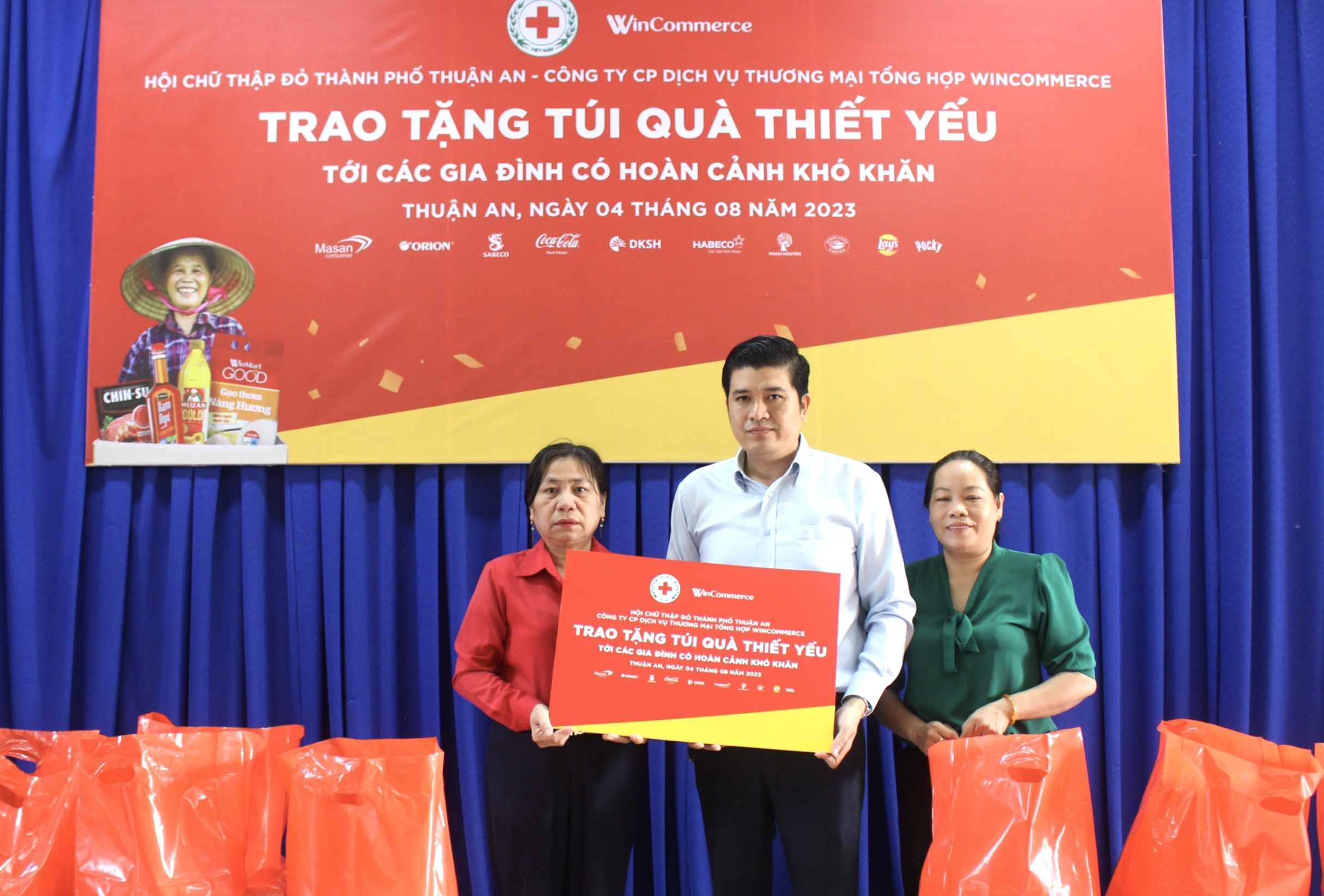 WinCommerce phối hợp cùng thành phố Thuận An triển khai buổi trao tặng các túi quà thiết yếu.