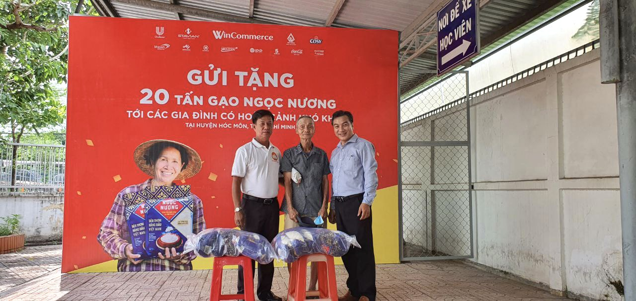 Đại diện WinCommerce cùng lãnh đạo huyện Hóc Môn trao gửi phần quà ý nghĩa tới người dân có hoàn cảnh khó khăn.