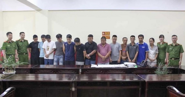 Bắt giữ 13 đối tượng nam nữ, đánh bạc trên xe khách giường nằm