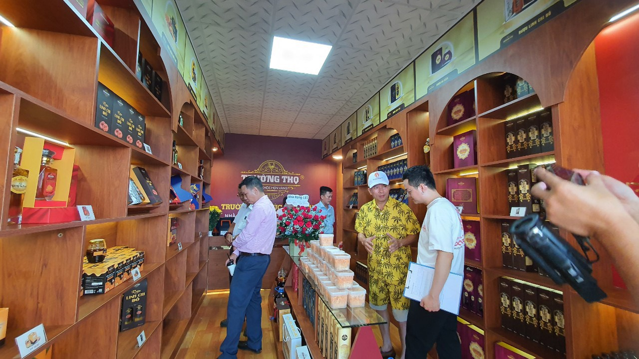 AA69CC39-2C86-4929-95DE-8CF03A50BD2B.