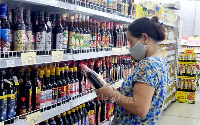 Khách hàng mua sắm tại Siêu thị Lan Chi mart (thành phố Vĩnh Yên, tỉnh Vĩnh Phúc). Ảnh: Hoàng Hùng/TTXVN