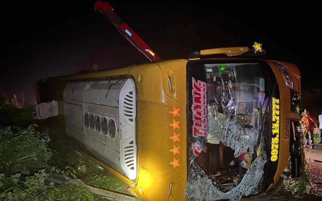 5 người thương vong khi xe kh&aacute;ch giường nằm bị lật nghi&ecirc;ng