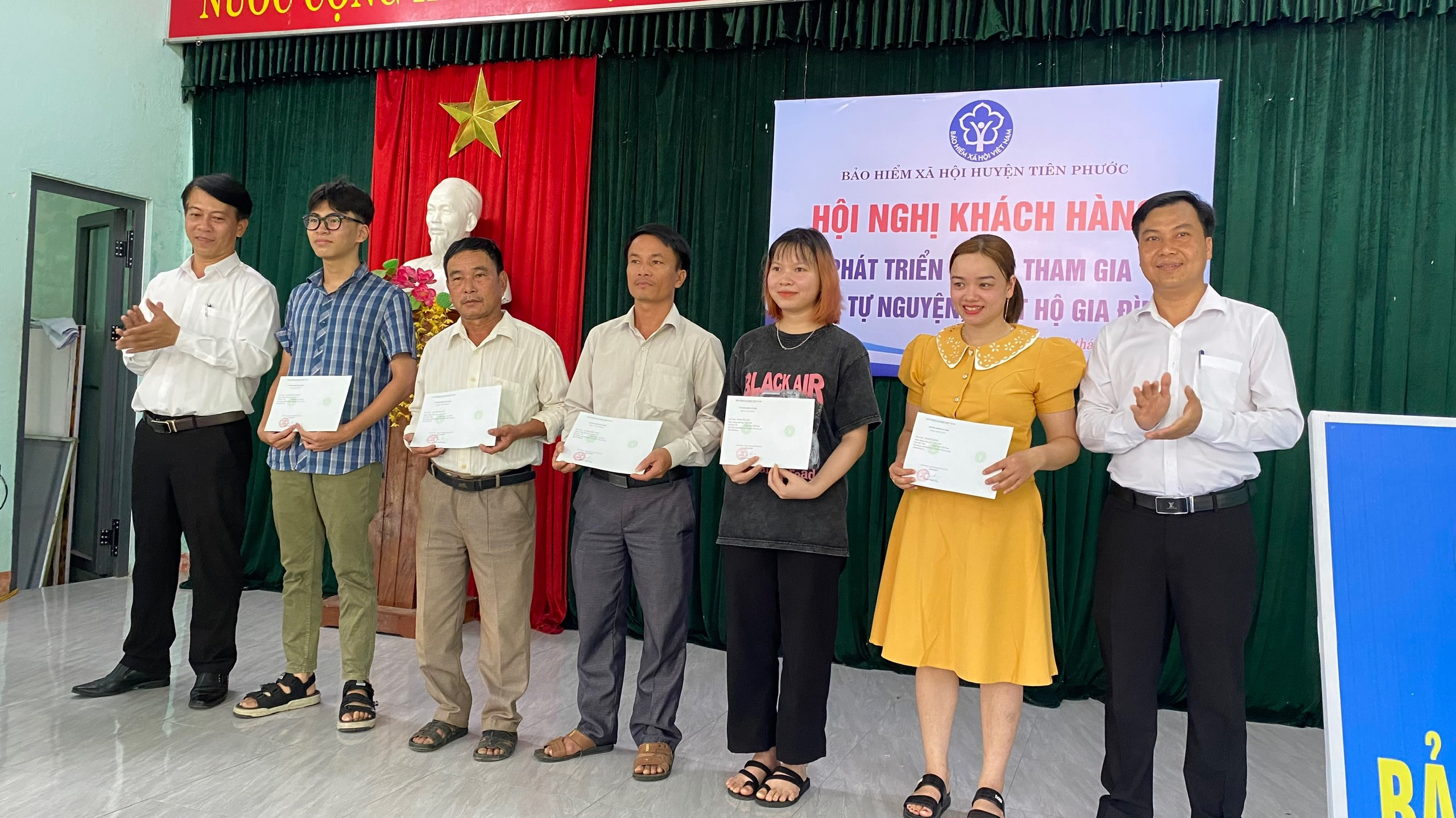 Trao sổ BHXH tự nguyện cho người dân tại xã Tiên Cảnh, huyện Tiên Phước, tỉnh Quảng Nam (trong đó có em Nguyễn Đức Mạnh-SN 22.6.2007).