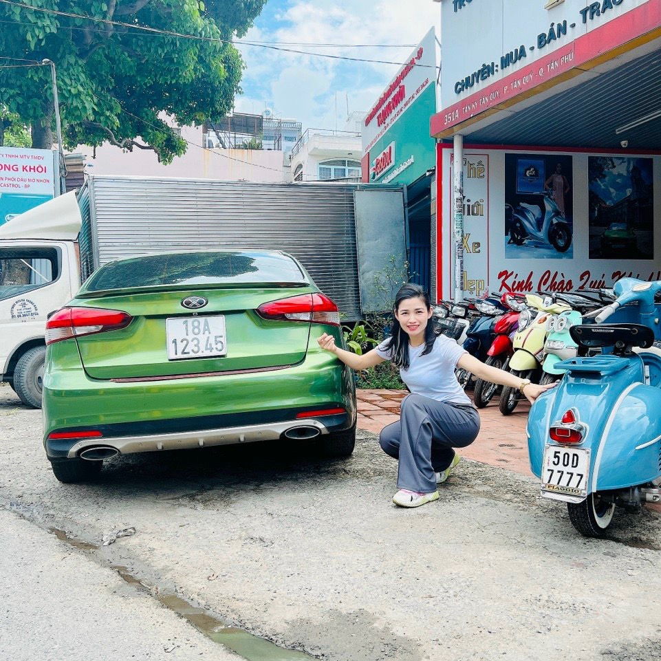 Chị Mai Thanh Tâm bên chiếc xe biển số đẹp của cửa hàng