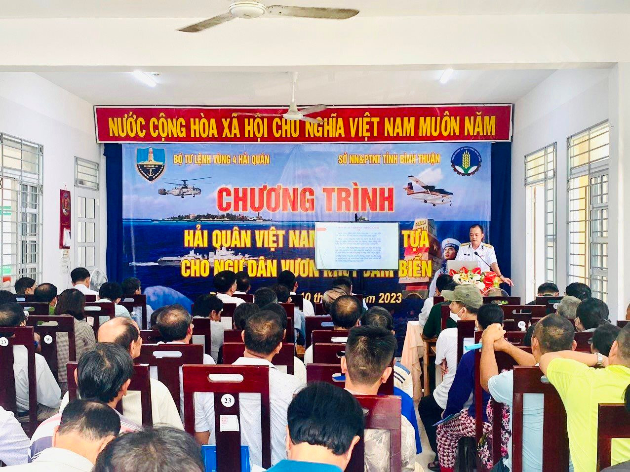 Báo cáo viên tuyên truyền pháp luật cho các ngư dân