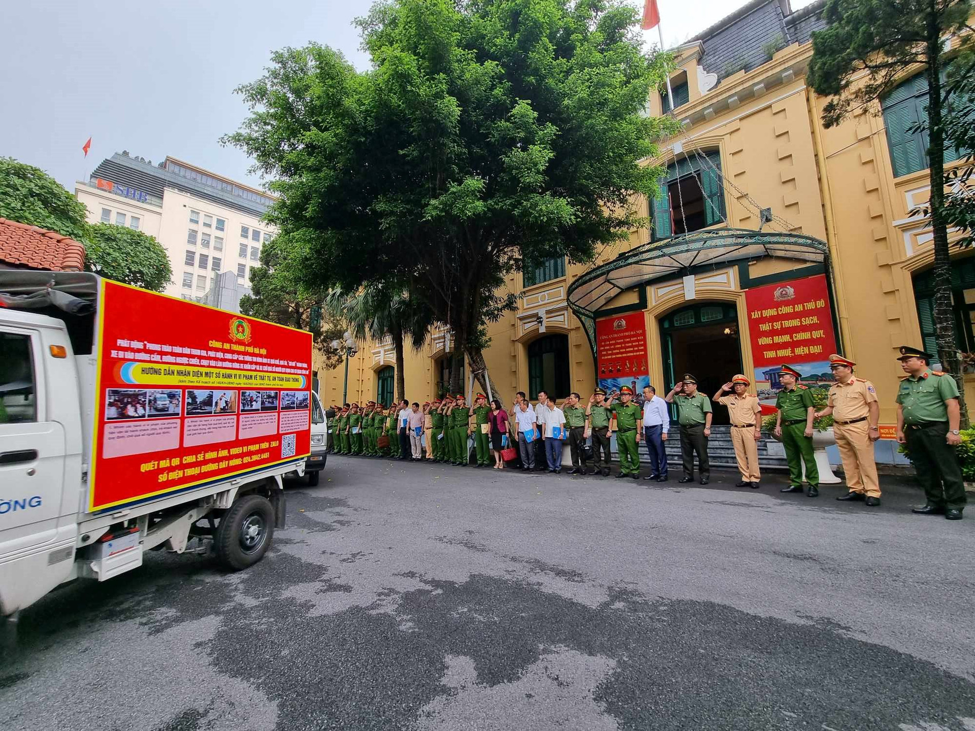 Công an TP.Hà Nội đề nghị người dân tích cực cung cấp các thông tin, hình ảnh, video phản ánh các hành vi vi phạm trật tự an toàn giao thông qua trang Zalo. Ảnh: CD