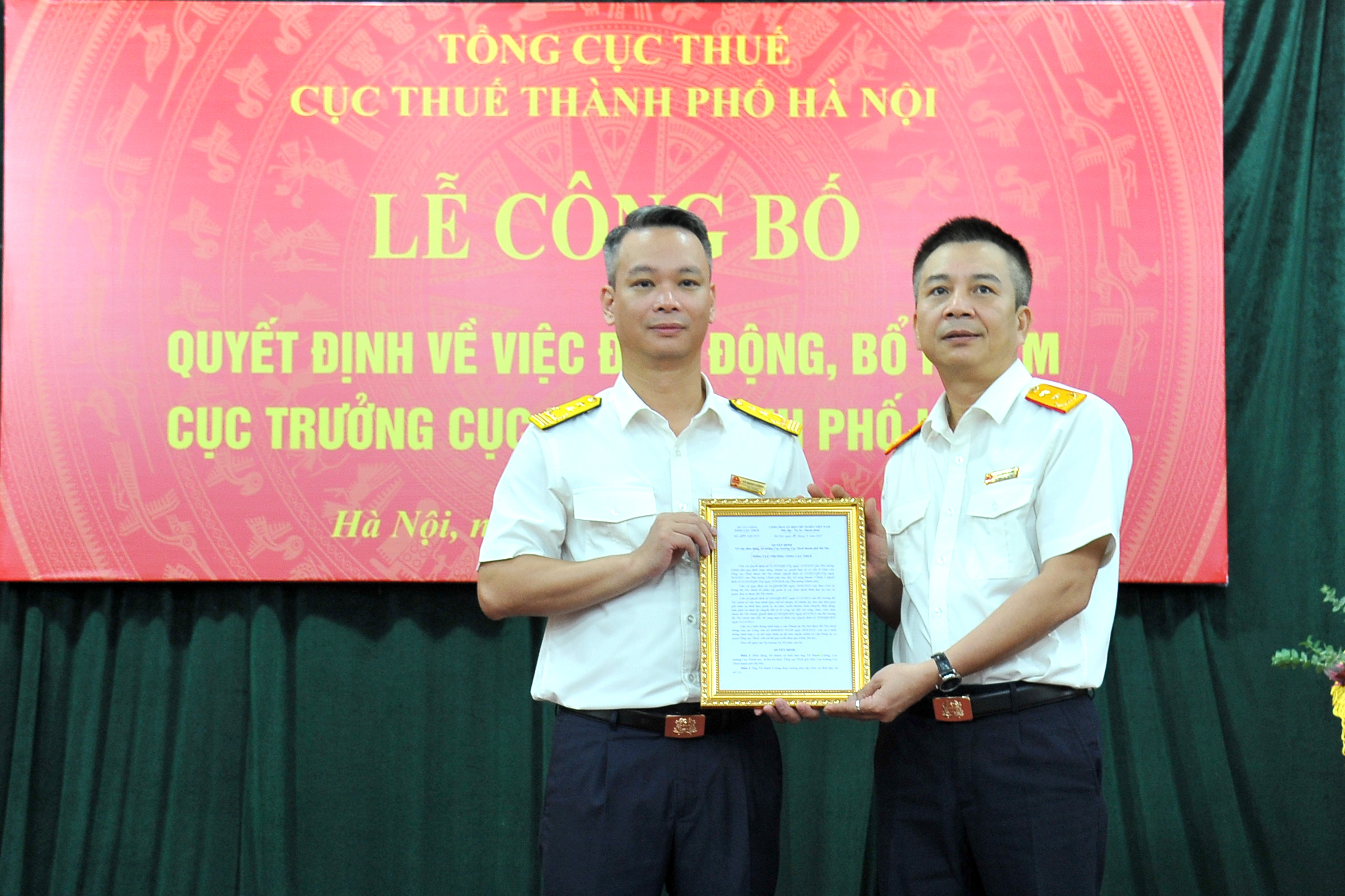 Đồng chí Mai Xuân Thành - Bí thư đảng ủy, Quyền Tổng cục trưởng Tổng cục Thuế trao quyết định Cục trưởng Cục Thuế TP Hà Nội cho ông Vũ Mạnh Cường