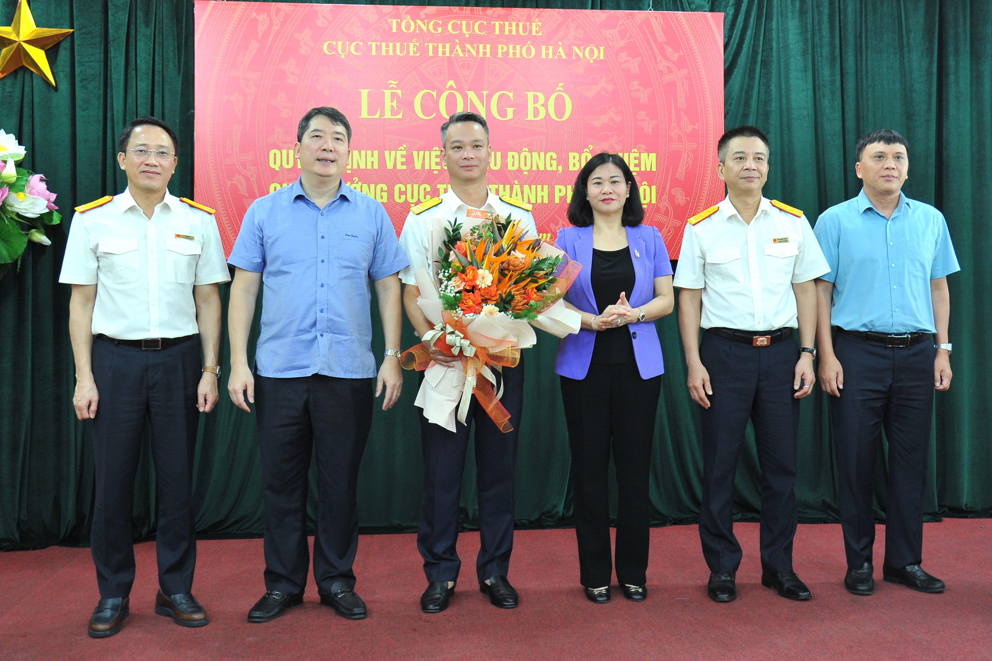 Thứ trưởng Cao Anh Tuấn và Phó Bí thư thường trực Thành ủy Hà Nội Nguyễn Thị Tuyến cùng Lãnh đạo Tổng cục Thuế chúc mừng tân Cục trưởng Cục Thuế TP Hà Nội