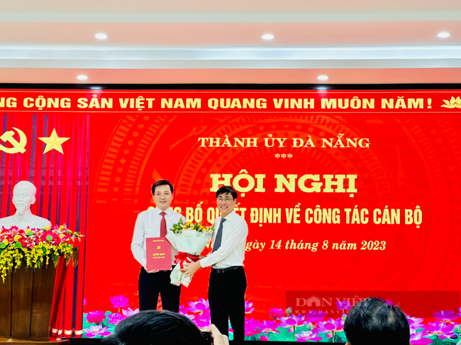 Bì thư Quận ủy Hải Châu Trần Thắng Lợi (bên phải) tặng hoa chúc mừng ông Huỳnh Văn Nhạn.