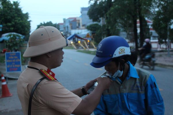 Tổ công tác của Đội CSGT - TT Công an huyện Lập Thạch do Đại úy Trần Xuân Lưu (cán bộ đội CSGT - TT Công an huyện Lập Thạch) làm tổ trưởng xử lý chuyên đề nồng độ cồn đối với người điều khiển phương tiện tại KM 17+400 tỉnh lộ 306 (thuộc xã Tử Du, huyện Lập Thạch, Vĩnh Phúc).