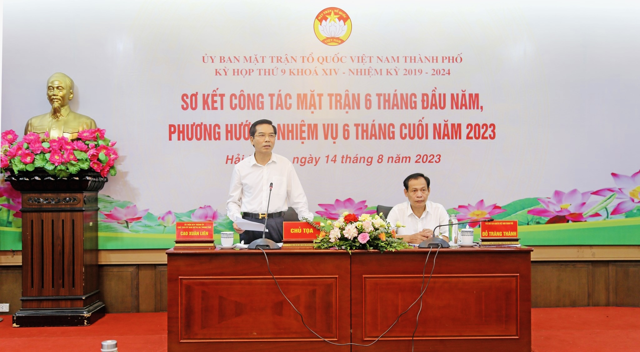 Chủ tịch Uỷ ban MTTQ Việt Nam TP chủ trì hội nghị.