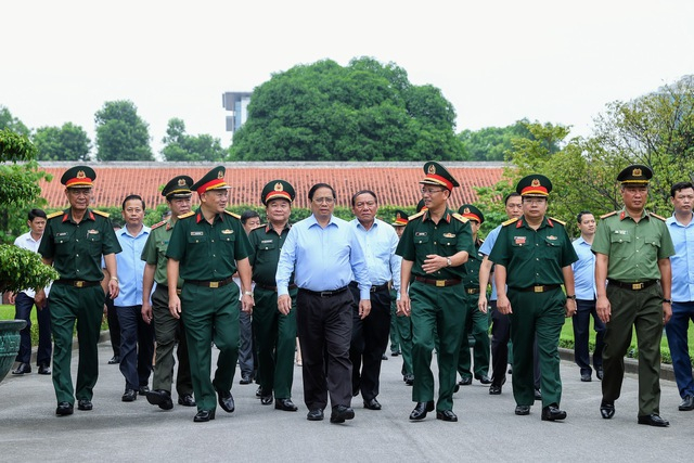 Thủ tướng Phạm Minh Chính kiểm tra khuôn viên Công trình Lăng Chủ tịch Hồ Chí Minh. (Ảnh: VGP/Nhật Bắc)