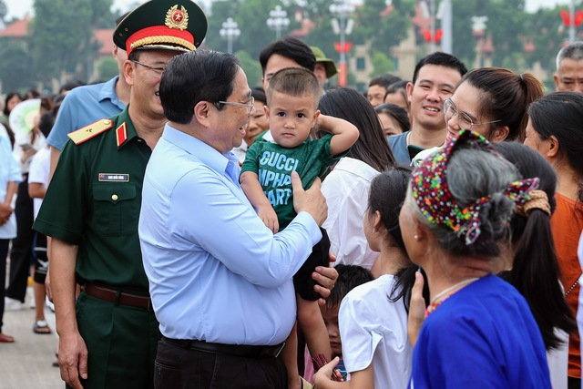 Thủ tướng Phạm Minh Chính thăm hỏi nhân dân vào Lăng viếng Chủ tịch Hồ Chí Minh. (Ảnh: VGP/Nhật Bắc)