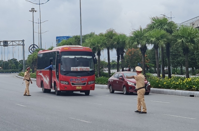 CSGT Công an Quảng Ninh ra quân tổng kiểm soát ôtô vận tải hành khách và container