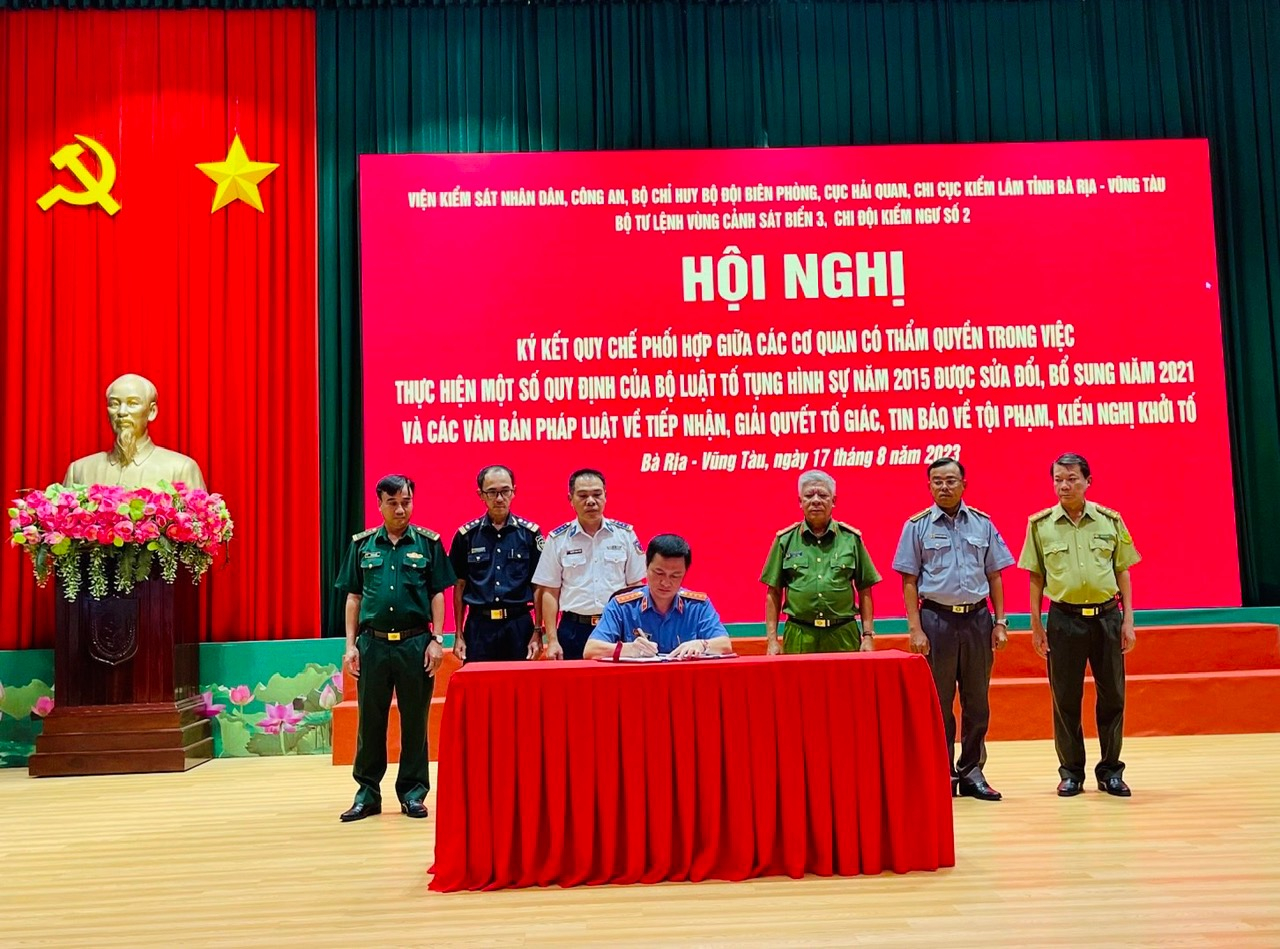 Đại diện lãnh đạo các đơn vị tham gia ký kết tại hội nghị. 