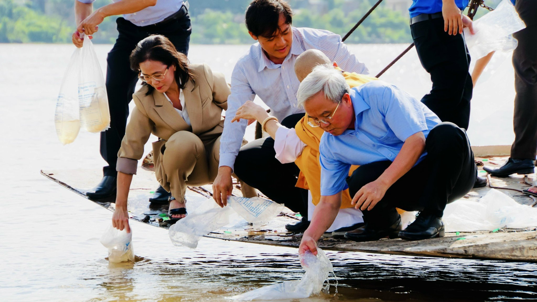Chủ tịch Uỷ ban MTTQ tỉnh Đồng Nai Cao Văn Quang cùng Thượng tọa Thích Huệ Khai, Trưởng Ban trị Sự Giáo hội Phật giáo Việt Nam tỉnh Đồng Nai thả cá