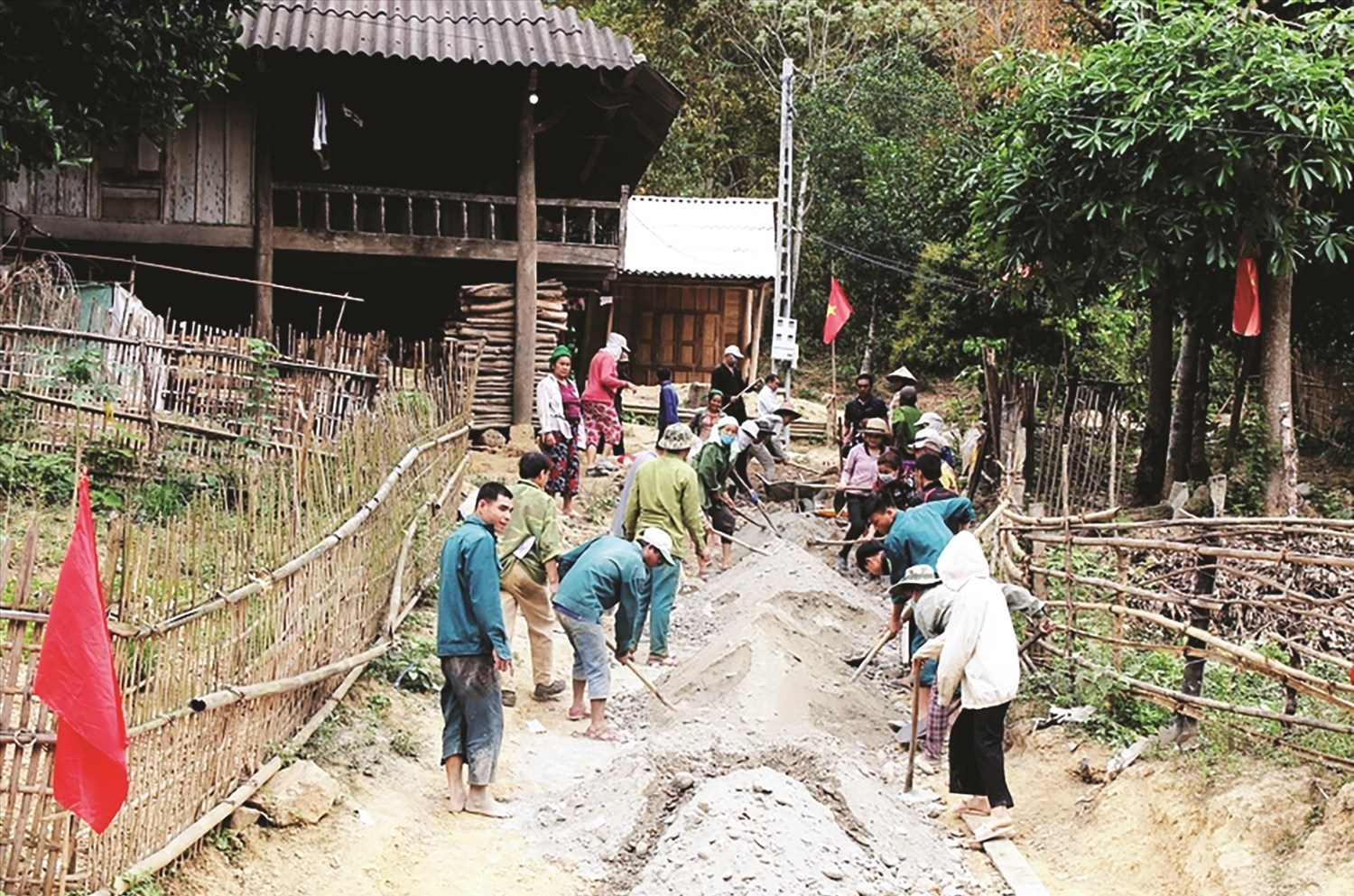 Dù đã nỗ lực, quyết tâm cao nhưng tiến độ thực hiện các Chương trình MTQG ở huyện Tương Dương vẫn còn chậm. Trong ảnh: Bà con người Thái ở bản Minh Thành, xã Lượng Minh (Tương Dương) làm đường giao thông