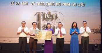 Hải Phòng: Ra mắt và trao tặng phim tài liệu “Tiên Lãng - miền đất sáng”