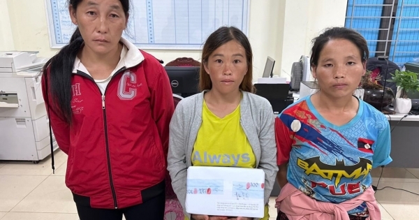 Người phụ nữ mang ma tuý giấu ở khe đá, rồi đến công an tự thú