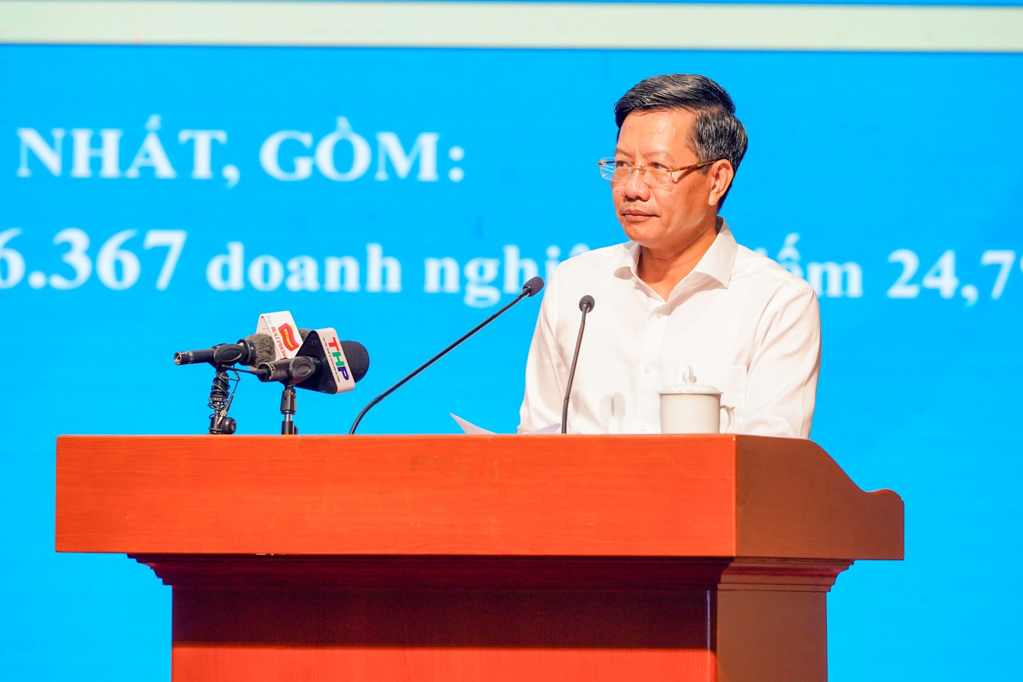 Phó Chủ tịch thường trực UBND TP Hải Phòng Lê Anh Quân trình bày báo cáo về vai trò, đóng góp của doanh nghiệp với sự phát triển của TP.