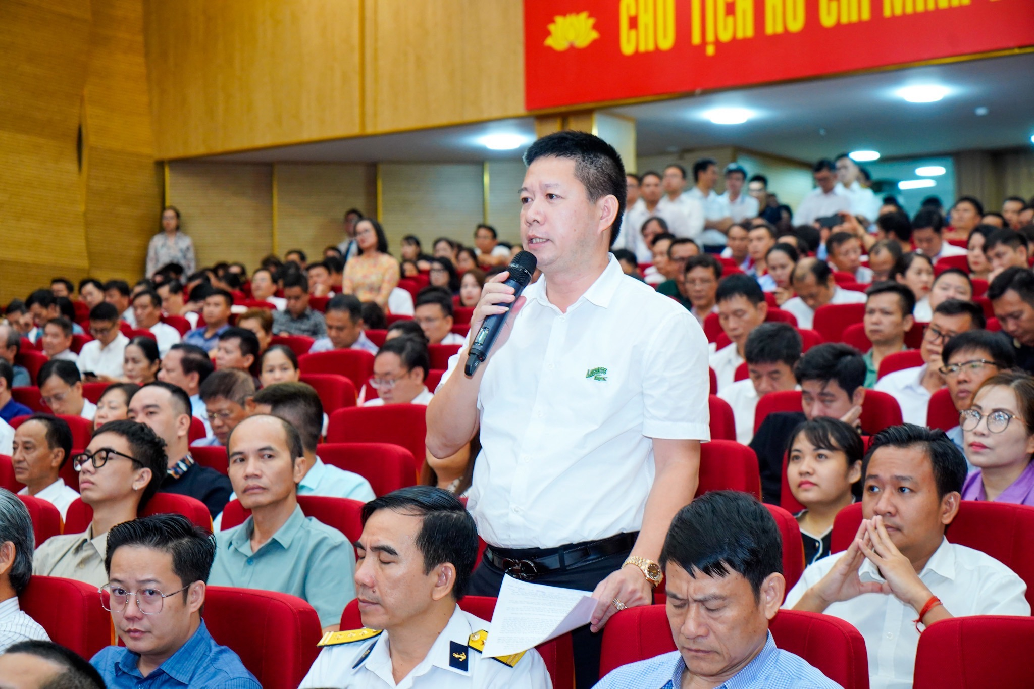 Đại diện doanh nghiệp kiến nghị tại cuộc đối thoại.