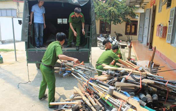 Lực lượng Công an vận động, thu hồi vũ khí, vật liệu nổ, công cụ hỗ trợ. (Ảnh: Công an Thanh Hoá)