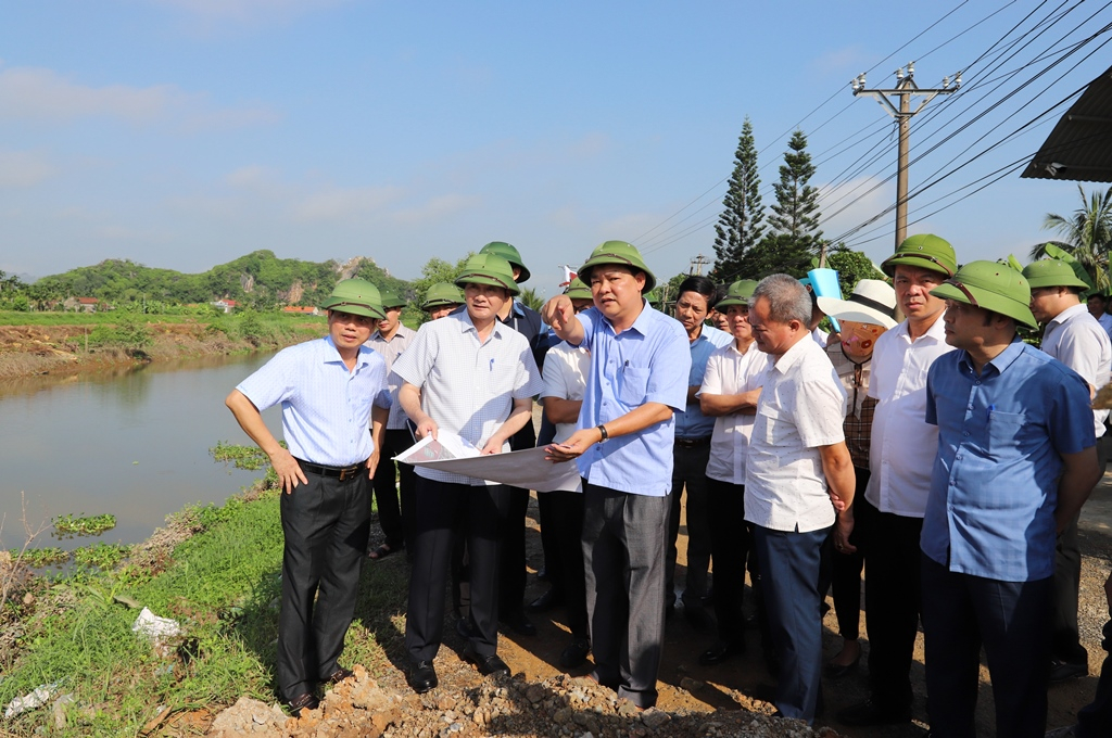 Đoàn công tác thị sát tình hình sạt lở trên tuyến đê tả sông Càn, xã Nga Điền, huyện Nga Sơn. (Ảnh: UBND tỉnh Thanh Hoá)