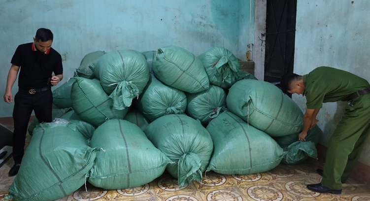 Công an tỉnh Lạng Sơn mới đây vừa phát hiện, thu giữ số lượng lớn giun đất khô không rõ nguồn gốc xuất xứ.