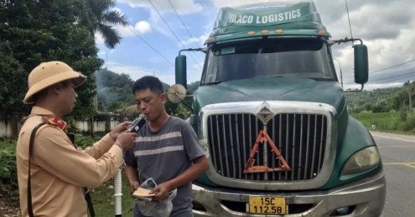 CSGT Bắc Kạn thực hiện cao điểm tổng kiểm soát các phương tiện