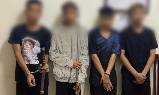 Cảnh sát cơ động bắt giữ nhóm thanh niên mang theo hung khí trong đêm
