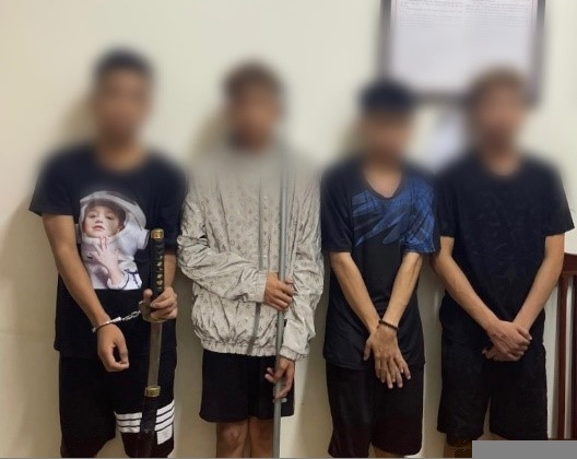 Cảnh sát cơ động bắt giữ nhóm thanh niên mang theo hung khí trong đêm