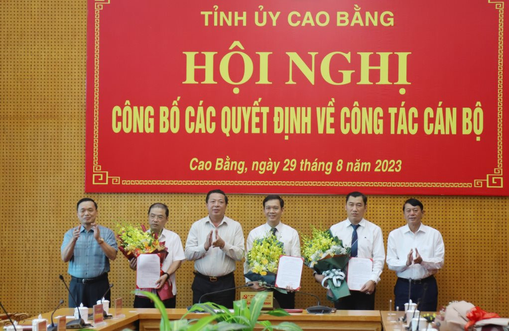 Lãnh đạo tỉnh Cao Bằng tặng hoa chúc mừng các cán bộ được luân chuyển, bổ nhiệm.