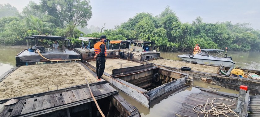 Lực lượng chức năng bắt giữ hàng loạt tàu hút cát trái phép.