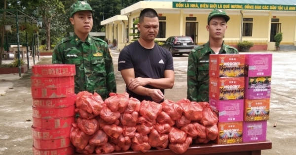 Cao Bằng: Bắt giữ nhóm đối tượng vận chuyển pháo nổ và thuốc lá lậu