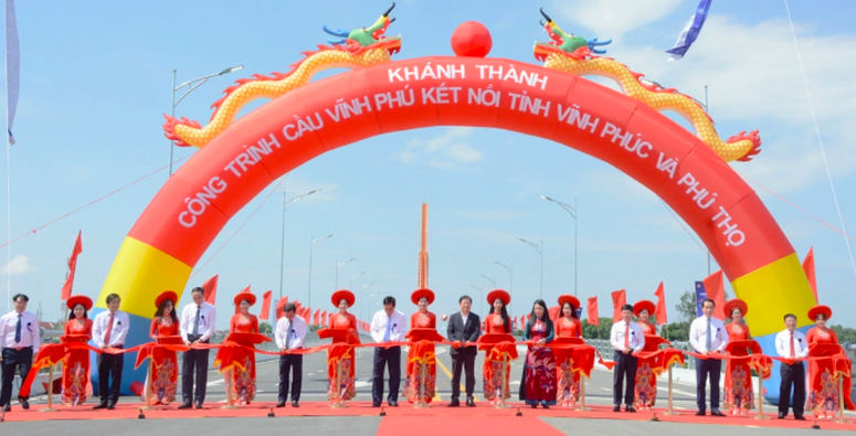 L&atilde;nh đạo 2 tỉnh Ph&uacute; Thọ v&agrave; tỉnh Vĩnh Ph&uacute;c cắt băng kh&aacute;nh th&agrave;nh cầu Vĩnh Ph&uacute; c&oacute; chiều d&agrave;i hơn 509m, tổng mức đầu tư tr&ecirc;n 540 tỷ đồng (Ảnh: Kh&aacute;nh Trang).
