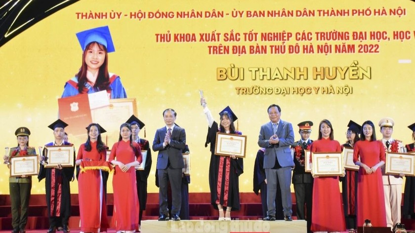 pho-truong-ban-thuong-truc-ban-dan-van-trung-uong-pham-tat-thang-va-pho-bi-thu-thanh-uy-ha-noi-nguyen-van-phong-trao-bang-khen-va-bieu-trung-cho-cac-thu-khoa-xuat-sac-nam-2022-anh-lao-dong-thu-do-7237