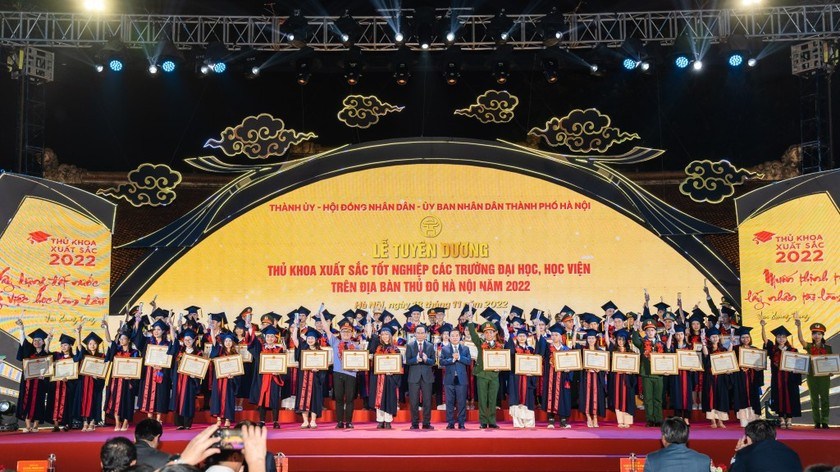 nam-2022-la-nam-thu-20-lien-tiep-thanh-pho-ha-noi-to-chuc-tuyen-duong-thu-khoa-xuat-sac-tot-nghiep-cac-truong-dai-hoc-hoc-vien-tren-dia-ban-thanh-pho-anh-tuoi-tre-thu-do-7319