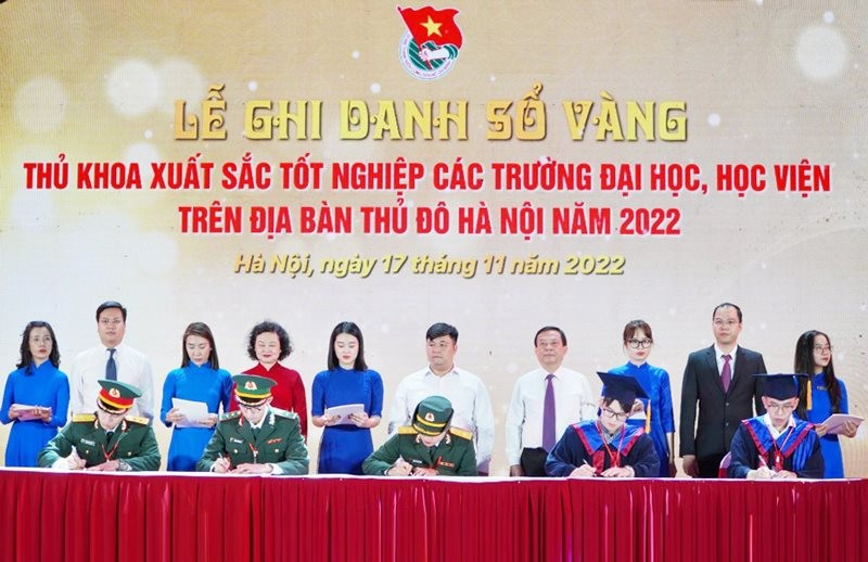 cac-thu-khoa-xuat-sac-tot-nghiep-cac-truong-dai-hoc-hoc-vien-tren-dia-ban-thanh-pho-tai-le-ghi-danh-so-vang-nam-2022-anh-ha-noi-moi-1677