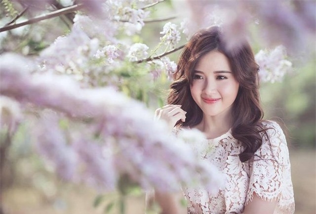 C&ocirc; l&agrave; một trong những hotgirl vẫn giữ được vẻ trong s&aacute;ng v&agrave; n&oacute;i kh&ocirc;ng với scandal được nhiều kh&aacute;n giả y&ecirc;u mến.