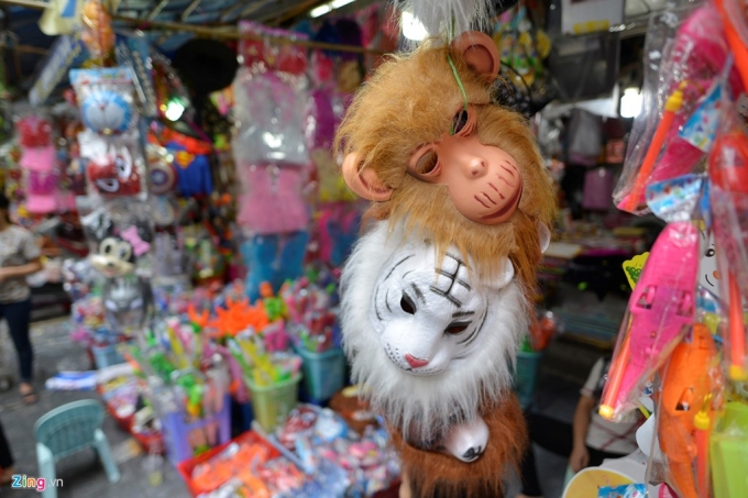 C&ograve;n hơn 2 tuần nữa đến Tết Trung thu (rằm th&aacute;ng 8), nhưng thời điểm n&agrave;y tại chợ H&agrave;ng M&atilde; (H&agrave; Nội), nhiều đồ chơi bạo lực như s&uacute;ng, kiếm nhựa, mặt nạ qu&aacute;i dị đ&atilde; tr&agrave;n ngập.