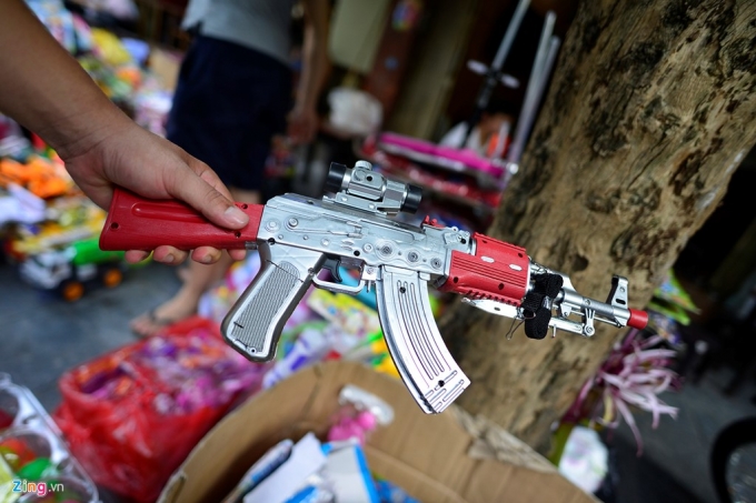 Một loại s&uacute;ng c&oacute; gi&aacute; b&aacute;n 200.000 đồng, bắn bằng đạn nhựa được thiết kế bắt mắt.