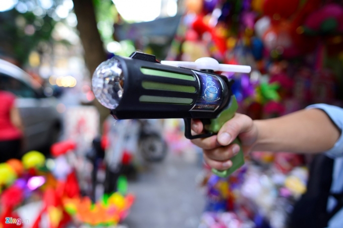 Một loại s&uacute;ng mới kh&aacute;c cũng vừa xuất hiện, c&oacute; thể bắn ra tia laser.