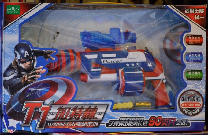 Hầu hết c&aacute;c đồ chơi tr&ecirc;n đều c&oacute; nguồn gốc từ Trung Quốc được tiểu thương nhập từ chợ T&acirc;n Thanh (Lạng Sơn) hoặc nhập thẳng từ Thẩm Quyến (Trung Quốc) với số lượng lớn.