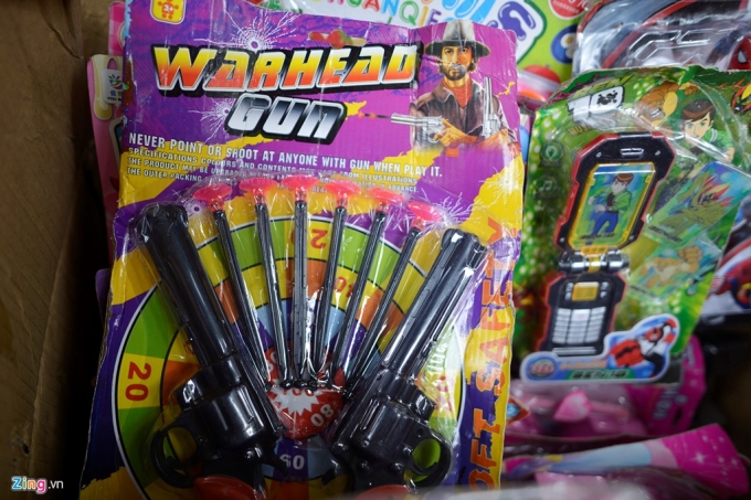 Những khẩu s&uacute;ng được b&aacute;n với gi&aacute; từ 50.000 - 300.000 đồng được chế tạo bắn bằng đạn nhựa hoặc mũi t&ecirc;n nhựa.