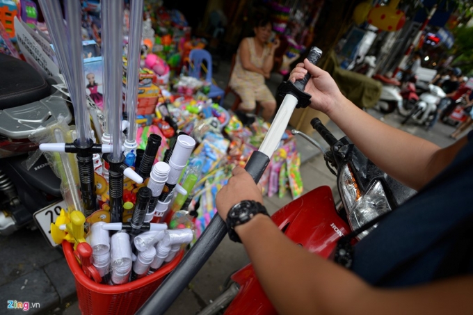 Theo quy định c&aacute;c loại đồ chơi d&agrave;nh cho trẻ em phải tu&acirc;n thủ theo QCVN 3:2009/BKHCN, trước khi lưu th&ocirc;ng tr&ecirc;n thị trường phải được chứng nhận hợp quy, c&ocirc;ng bố hợp quy v&agrave; gắn dấu hợp quy theo quy chuẩn. Tuy nhi&ecirc;n, tất cả loại đồ chơi n&agrave;y đều kh&ocirc;ng c&oacute; tem.