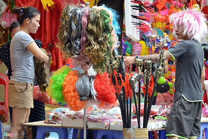 C&aacute;c m&oacute;n đồ chơi n&agrave;y kh&ocirc;ng c&oacute; tem hợp quy, kh&ocirc;ng in tiếng Việt v&agrave; nh&agrave; nhập khẩu, thay v&agrave;o đ&oacute; l&agrave; chữ Trung Quốc.