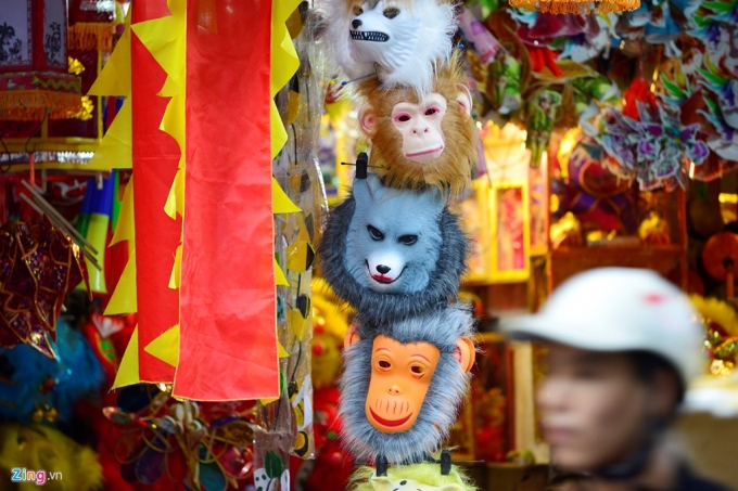 Ngo&agrave;i những h&igrave;nh mặt nạ dễ thương, ph&ugrave; hợp với lứa tuổi con trẻ th&igrave; những loại mặt nạ r&ugrave;ng rợn cũng xuất hiện.