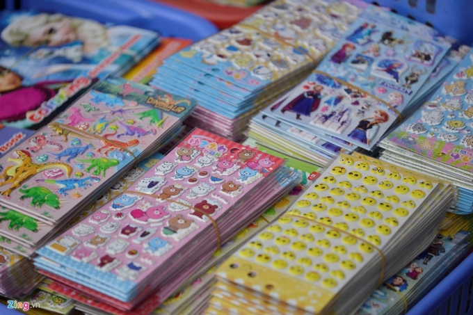 Những miếng d&aacute;n hoạt h&igrave;nh c&oacute; nguồn gốc từ Trung Quốc được b&agrave;y b&aacute;n nhiều tại H&agrave;ng M&atilde;. C&aacute;ch đ&acirc;y kh&ocirc;ng l&acirc;u c&aacute;c cơ quan chức năng khuyến c&aacute;o kh&ocirc;ng n&ecirc;n d&ugrave;ng đồ chơi n&agrave;y, v&igrave; chất Phthalate c&oacute; trong miếng d&aacute;n hoạt h&igrave;nh l&agrave; chất độc hại c&oacute; khả năng g&acirc;y ung thư v&agrave; v&ocirc; sinh cho trẻ em. Trước đ&oacute;, chất n&agrave;y từng được ph&aacute;t hiện trong sản phẩm th&uacute; nh&uacute;n Trung Quốc b&agrave;y b&aacute;n tại Việt Nam.